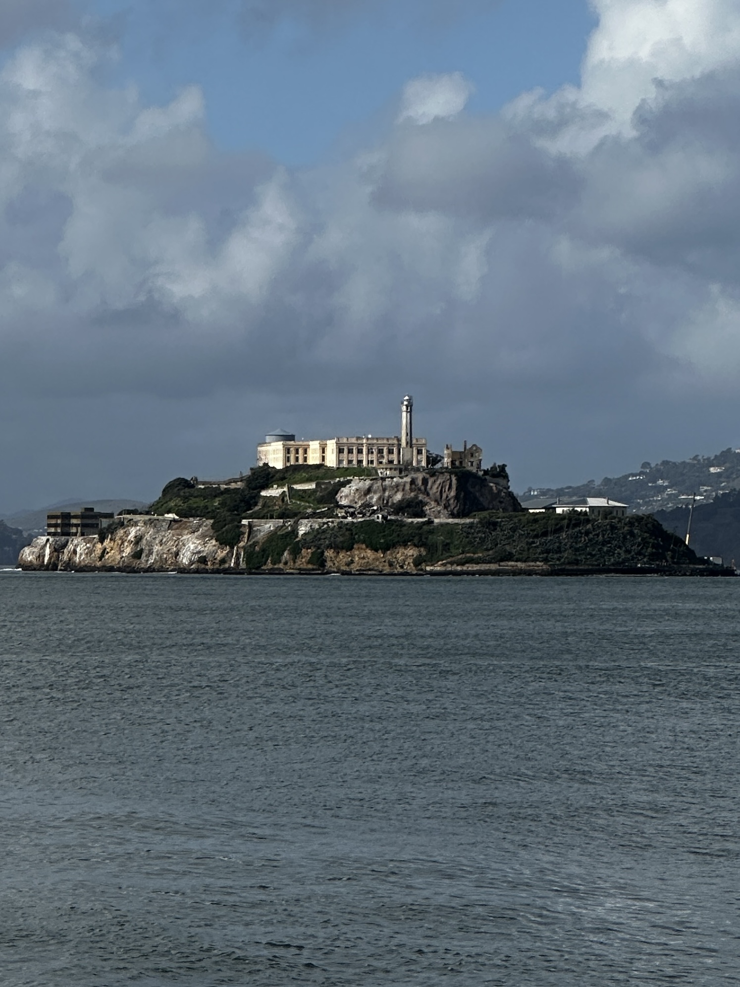 alcatraz / prison on an island